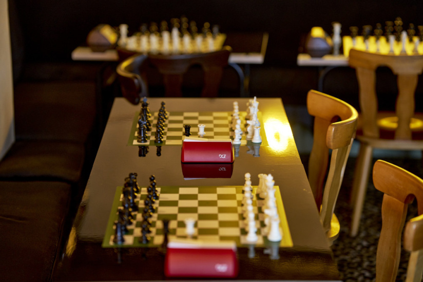 ce speakeasy dans un restaurant vous propose de jouer aux échecs