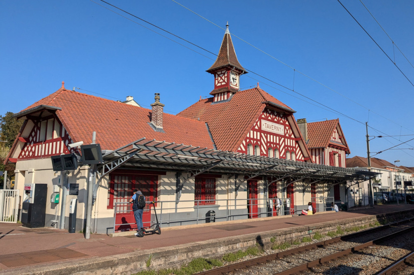 Cette gare à colombages et tour-horloge est l’une des plus étonnantes d’Île-de-France