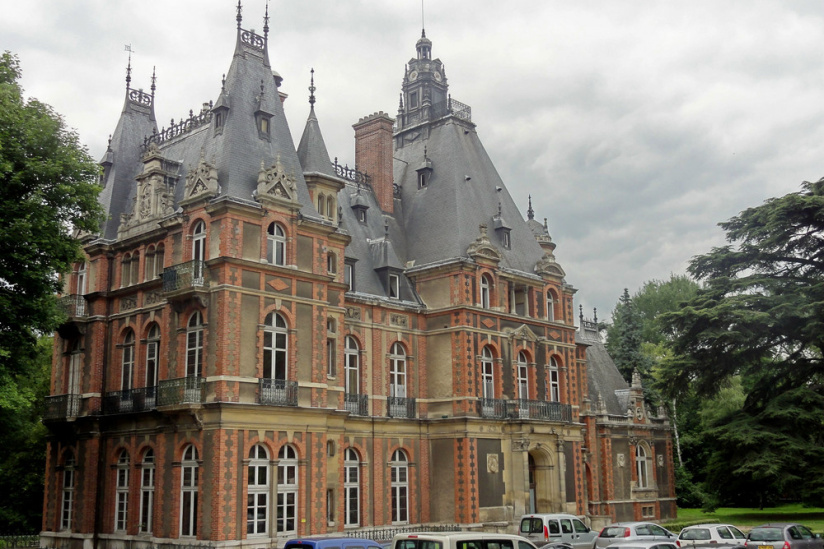 Avec ses airs de villa italienne, ce château surprend en pleine Île-de-France