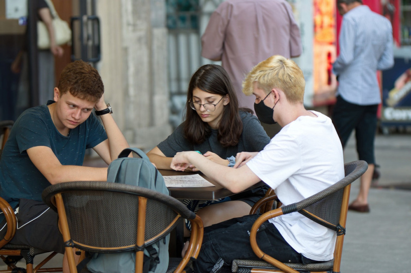 Coronavirus : Olivier Véran met en garde et appelle les jeunes à la vigilance