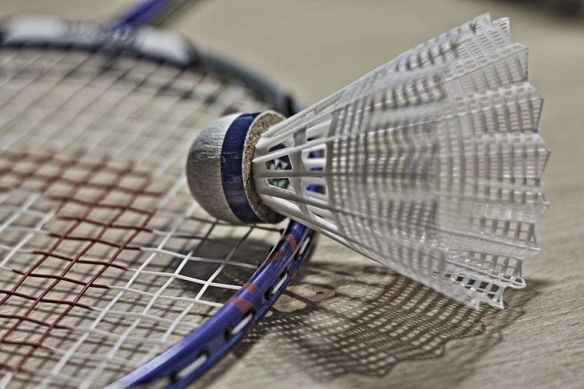 Where can you play badminton in Paris and the Ile-de-France region