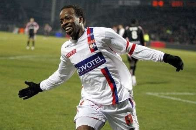 Paris garderait un œil sur Govou