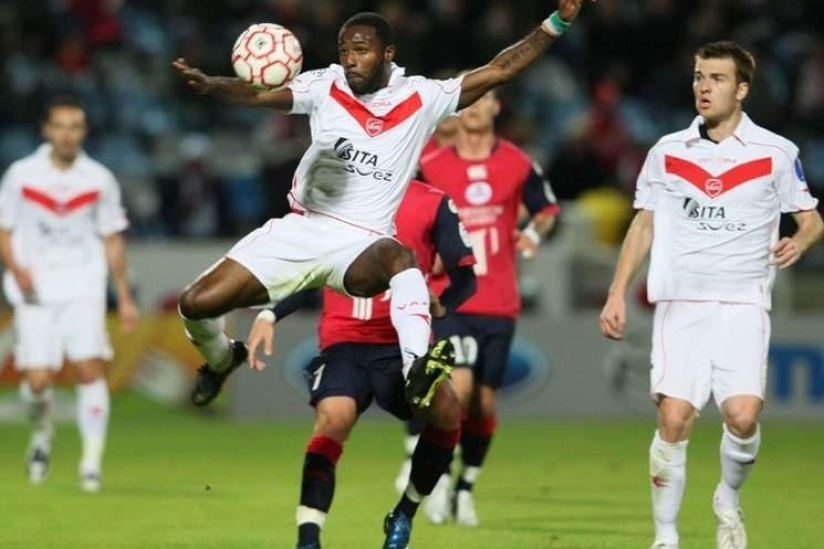 Tiéné en défense !