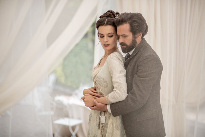 Eiffel : le biopic romantique avec Romain Duris et Emma Mackey