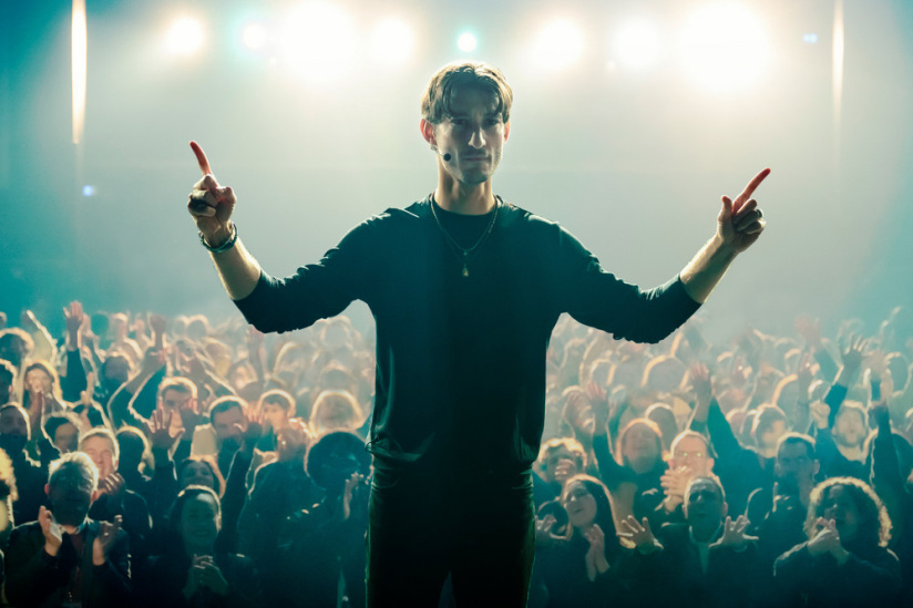 Gourou : thriller psychologique avec Pierre Niney par Yann Gozlan