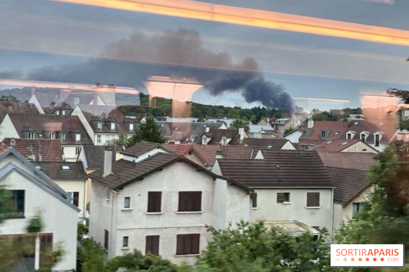 Yvelines : un important incendie en cours au sud de Paris, un impressionnant panache de fumée visible à des kilomètres