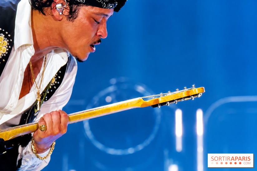 Bruno Mars, guitare en main au Stade de France