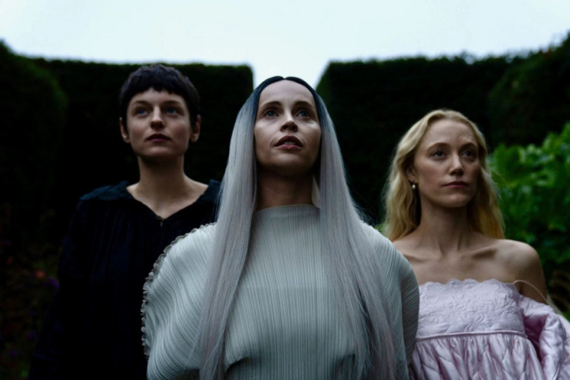 Les 100 nuits de Héro: Emma Corrin, Felicity Jones, Maika Monroe