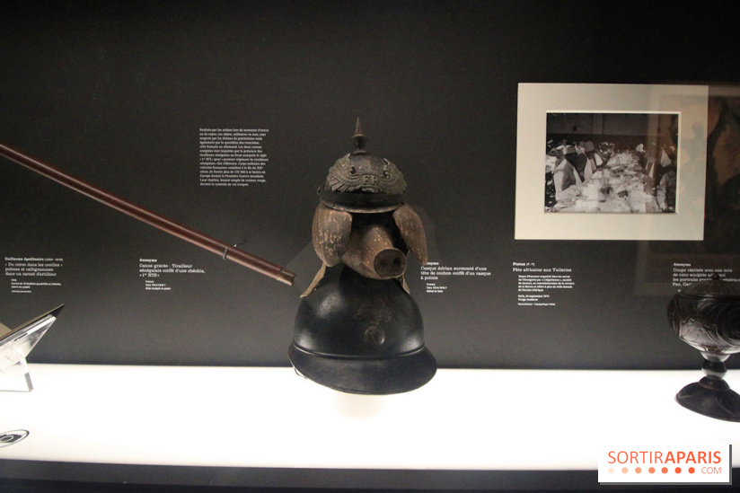Exposition DADA au Musée de l'Orangerie - Casque adrian surmonté d'une tête de cochon coiffée d'un casque à pointe, anonyme, 1917