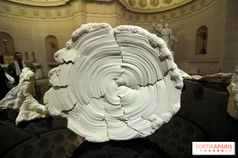 Un monde de plis à la chapelle Expiatoire