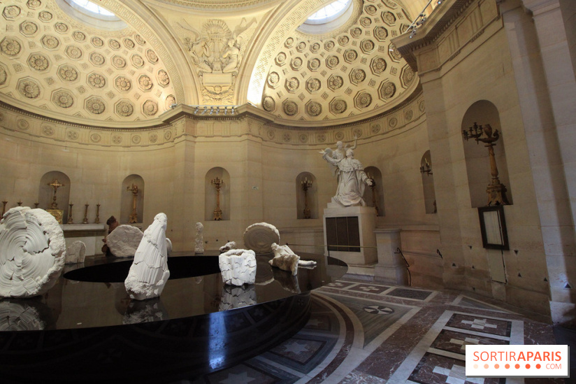 Un monde de plis à la chapelle Expiatoire