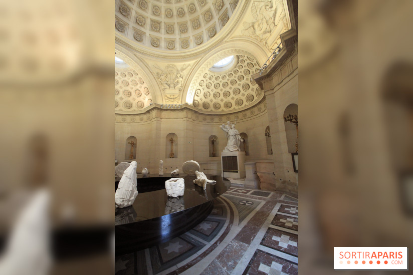 Un monde de plis à la chapelle Expiatoire