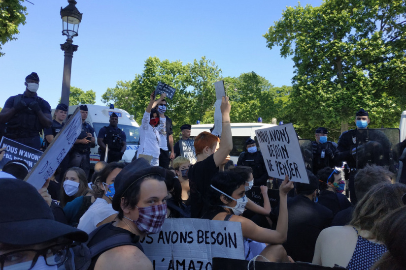 Paris : manifestation d'Extinction Rebellion sur les Champs-Elysées, 58 personnes verbalisées  