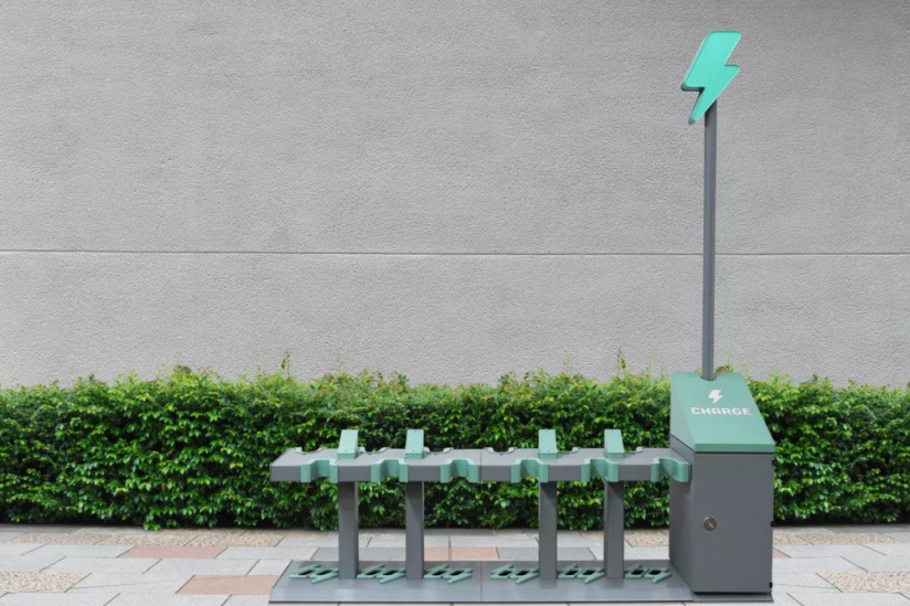 Paris : pour ranger les trottinettes, des stations de recharge testées par la Mairie 