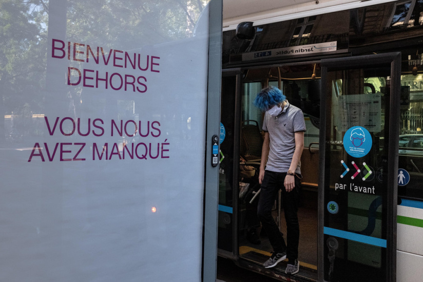 Coronavirus : est-il possible de l'attraper dehors ? 