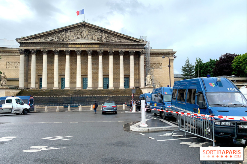 Manifestation des policiers : la "Marche Citoyenne" devant l'Assemblée nationale à Paris