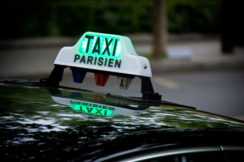 Manifestation de taxis devant le ministère des Transports à Paris ce jeudi