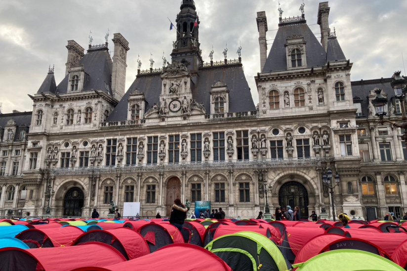 Paris : un campement de migrants installé devant l'Hôtel de Ville