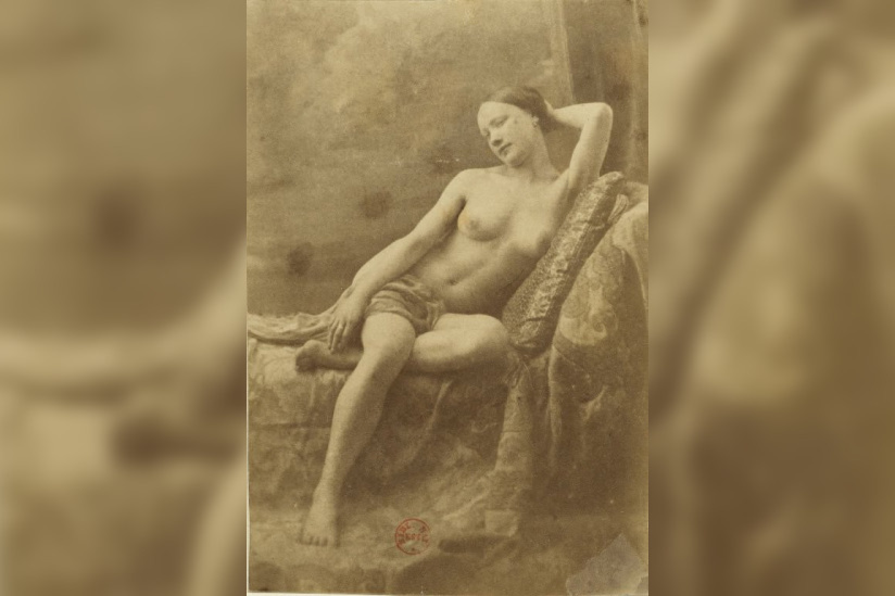 Eugène Durieu / Nu féminin assis sur un divan