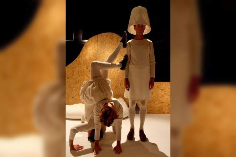 MAX - Un spectacle autour d’une Balle, d’une Voiture et d’une Lampe (1-3 ans)