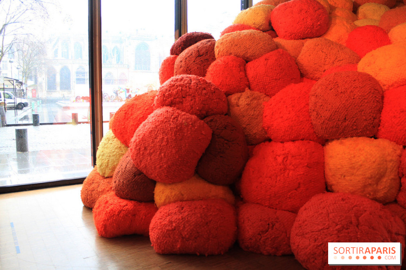 Sheila Hicks, Le Sentinelle de safran au Centre Pompidou : les photos de l'exposition