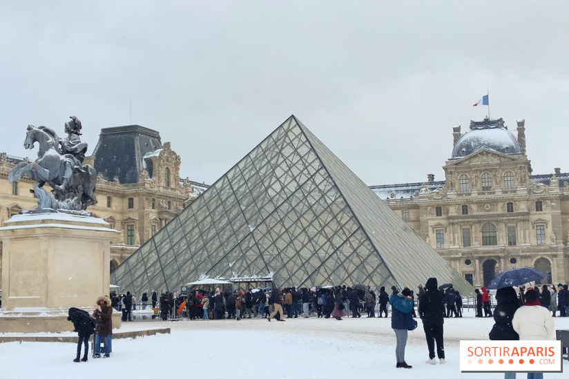 La Neige à Paris - Musée du Louvre pyramide