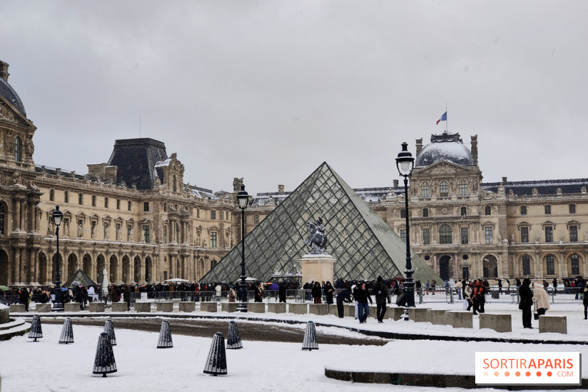 La Neige à Paris - Musée du Louvre pyramide