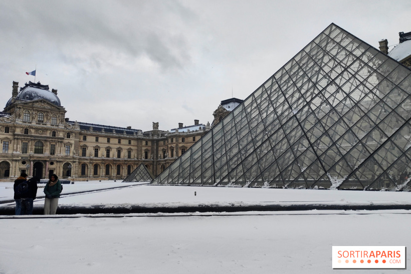 La Neige à Paris - Musée du Louvre pyramide