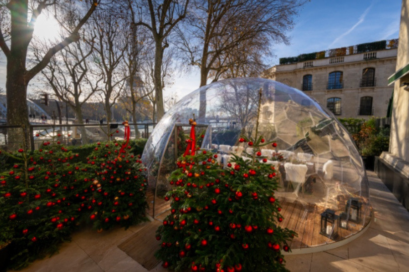 Monsieur Bleu dévoile sa terrasse d'hiver avec sa bulle transparente face à la Tour Eiffel