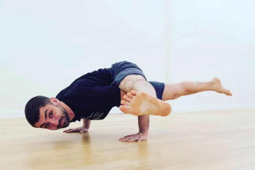 Des cours de yoga pour hommes au Studio Qee