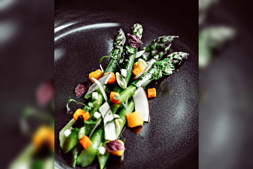 La recette des asperges vertes et mangue de Thomas Danigo, chef de l'hôtel Monsieur George