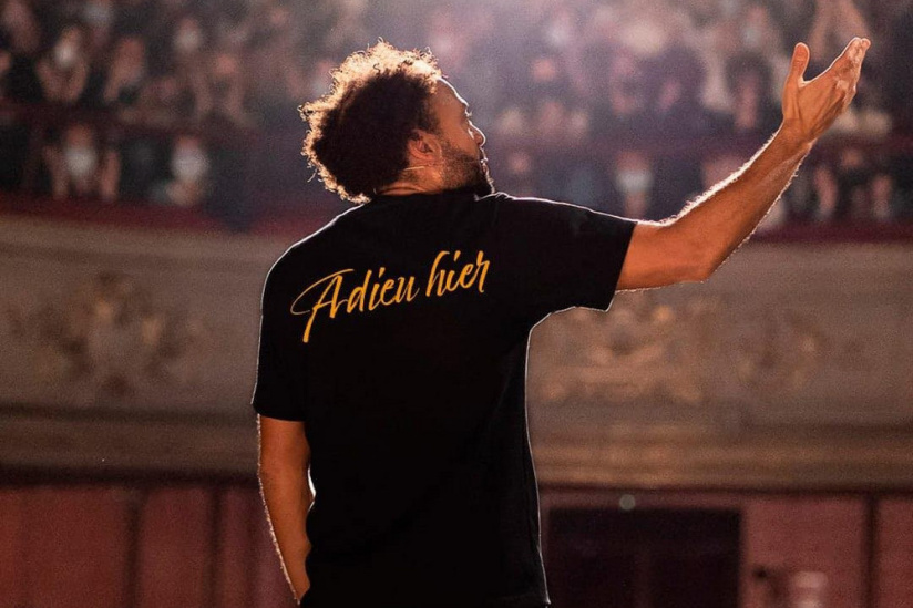 Fabrice Éboué au Point Virgule avec son spectacle Adieu hier en juillet 2022