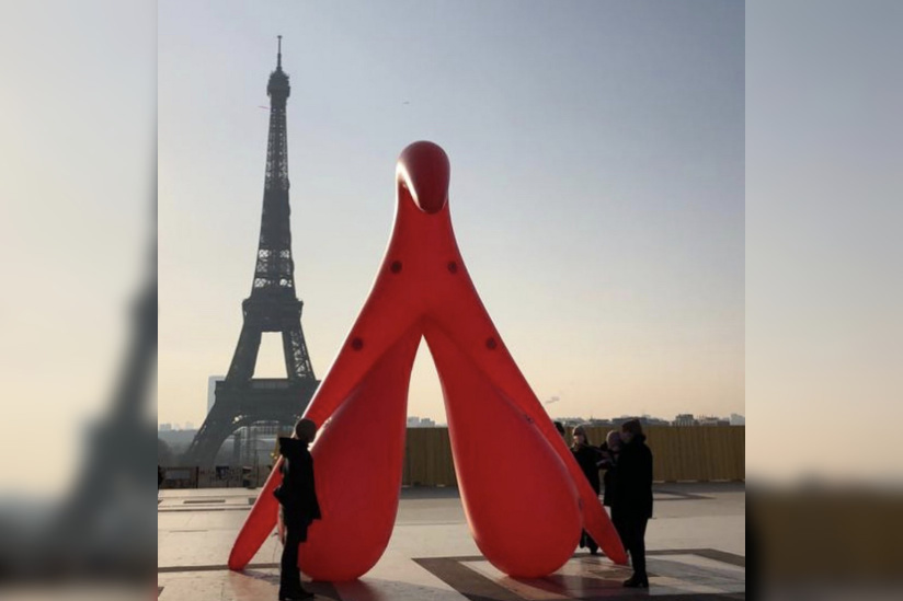 Journée internationale des droits des femmes 2021 : un clitoris géant devant la Tour Eiffel