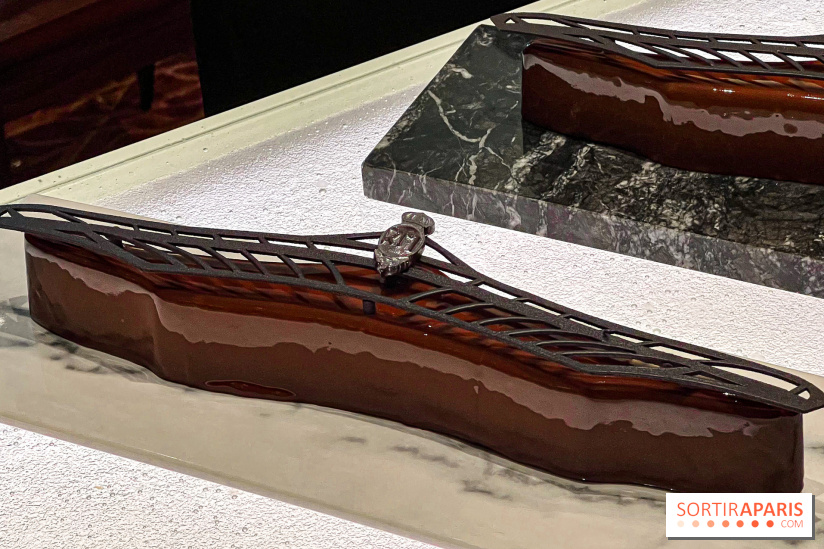 La Bûche de Noël Full Vanille du Royal Monceau Raffles Paris x Messika 2023 par Quentin Lechat