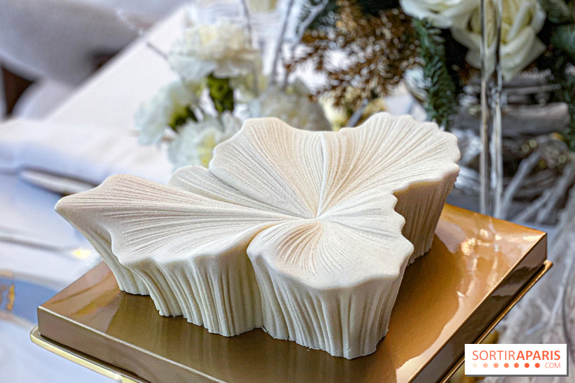 Bûche de Noël Fleur de Vanille du Shangri-La Paris 2025 par Timothy Lan, une création haute couture