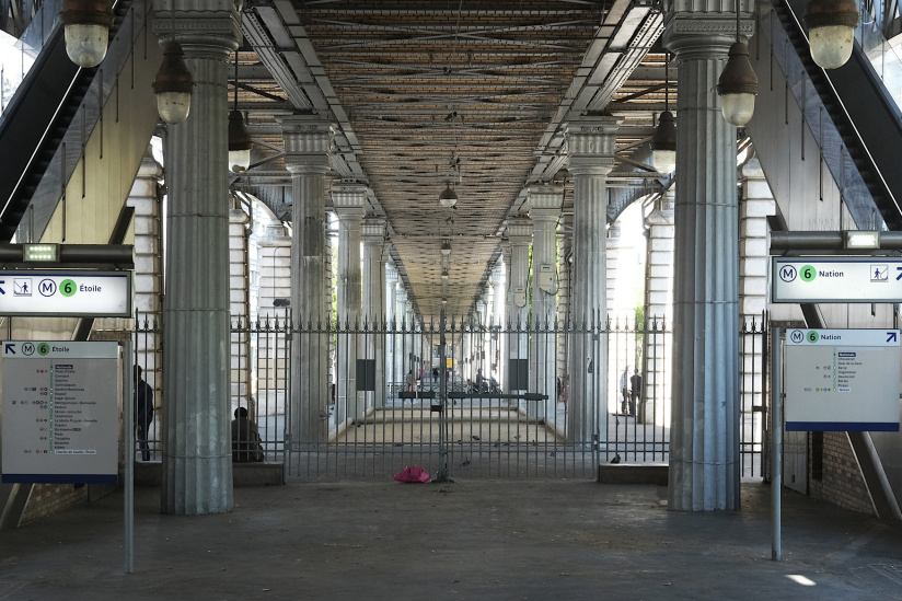 L'Heure Bleue : immersion lumineuse et sonore sous le viaduc du métro aérien de la ligne 6 (Paris 13)