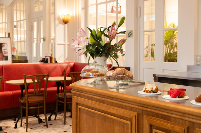 Le Café en Rouje : l’adresse café-mode gourmande nichée dans la boutique de Jeanne Damas à Paris
