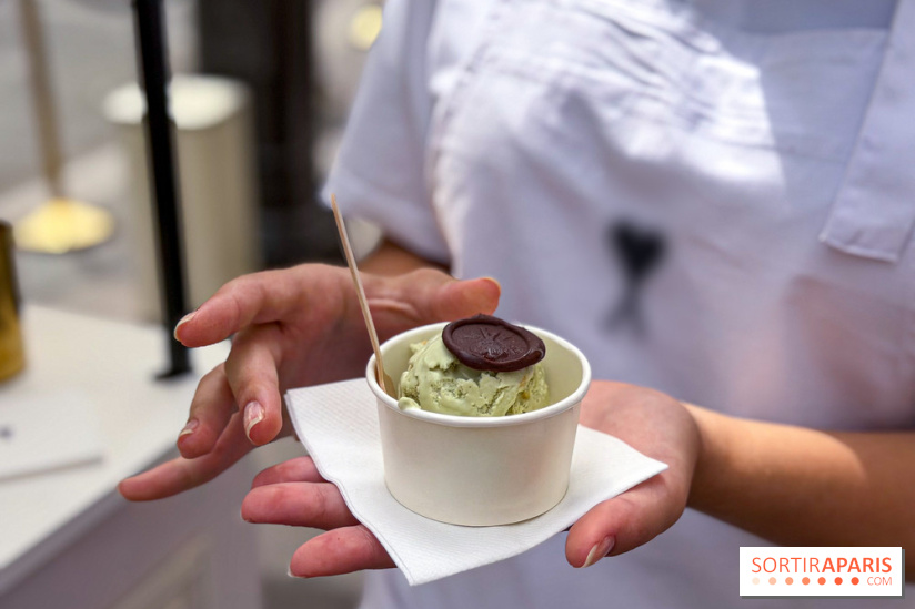 Une célèbre maison de mode distribue des glaces italiennes gratuites sur une terrasse à Paris