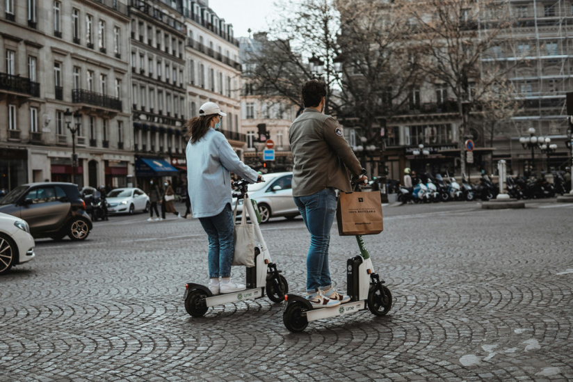 Trottinettes à Paris : gilet et casque obligatoires