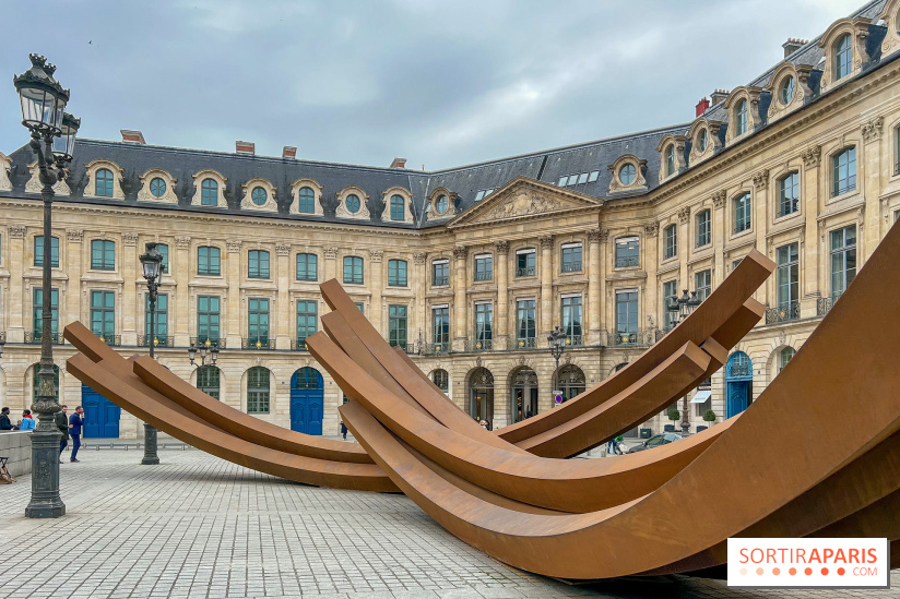 Les imposantes installations en acier de l'artiste Bernar Venet sur la Place Vendôme