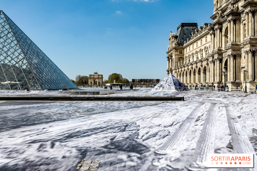 JR investit la place de la Pyramide du Louvre pour ses 30 ans