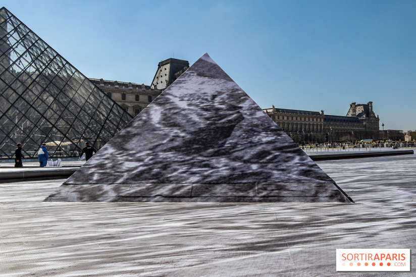 JR investit la place de la Pyramide du Louvre pour ses 30 ans