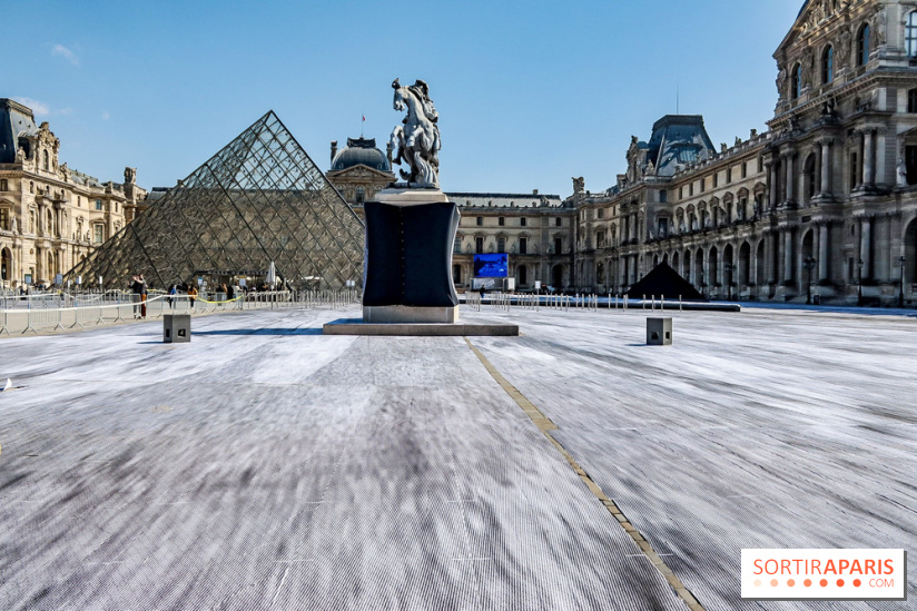 JR investit la place de la Pyramide du Louvre pour ses 30 ans