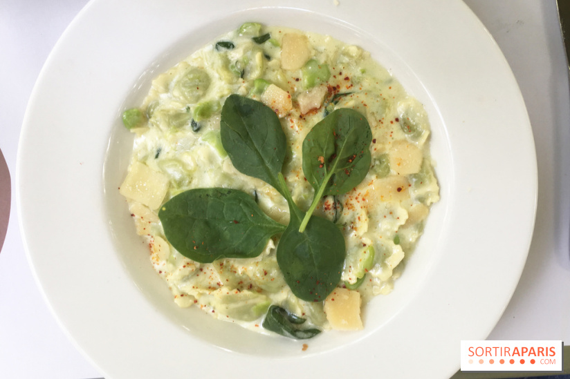 Ravioles du Dauphiné, pousses d'épinards, fèves et crème de parmesan