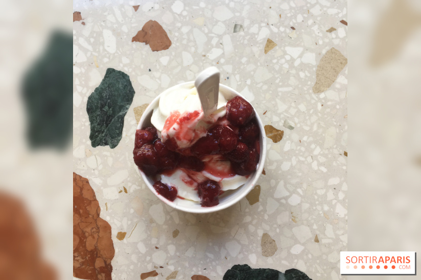 Glace à l'italienne yaourt / fraises pochées