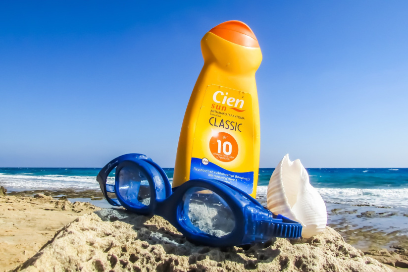 Crème solaire pour enfants : des produits pleins de substances dangereuses selon deux associations