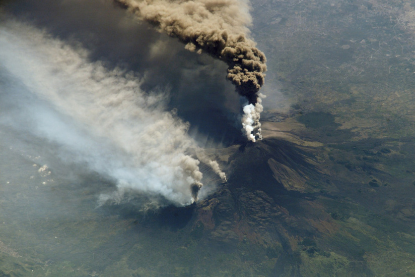 Etna : images impressionnantes du volcan en éruption depuis plusieurs jours