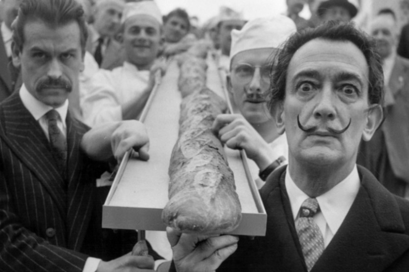 Le peintre Georges Mathieu et Salvador Dalí avec le pain géant de 12m à la Foire de Paris le 12 mai 1958