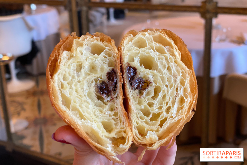 Le petit-déjeuner du Meurice Paris avec les viennoiseries de Cédric Grolet - pain au chocolat