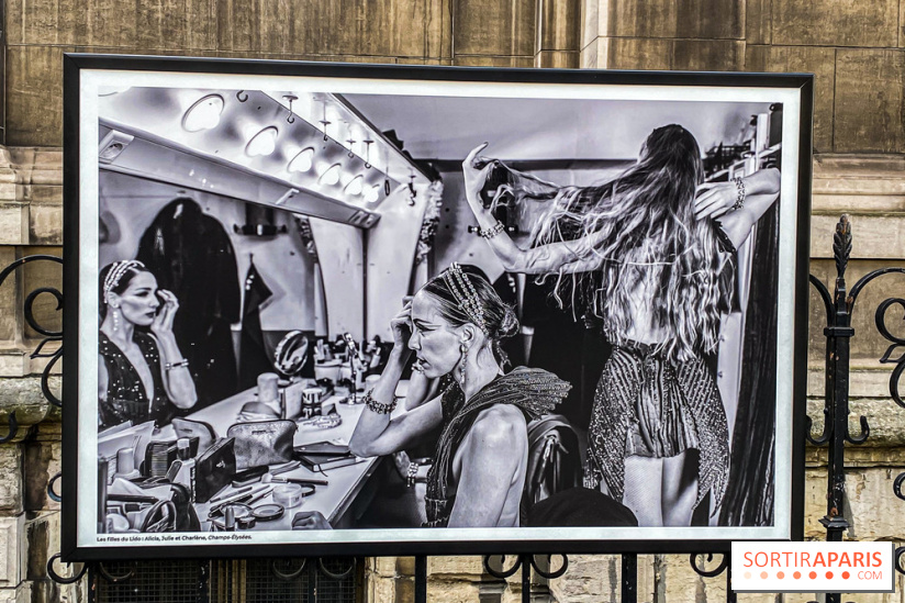 Parisiennes, l'exposition photos de Nikos Aliagas sur les grilles de l'Hôtel de Ville